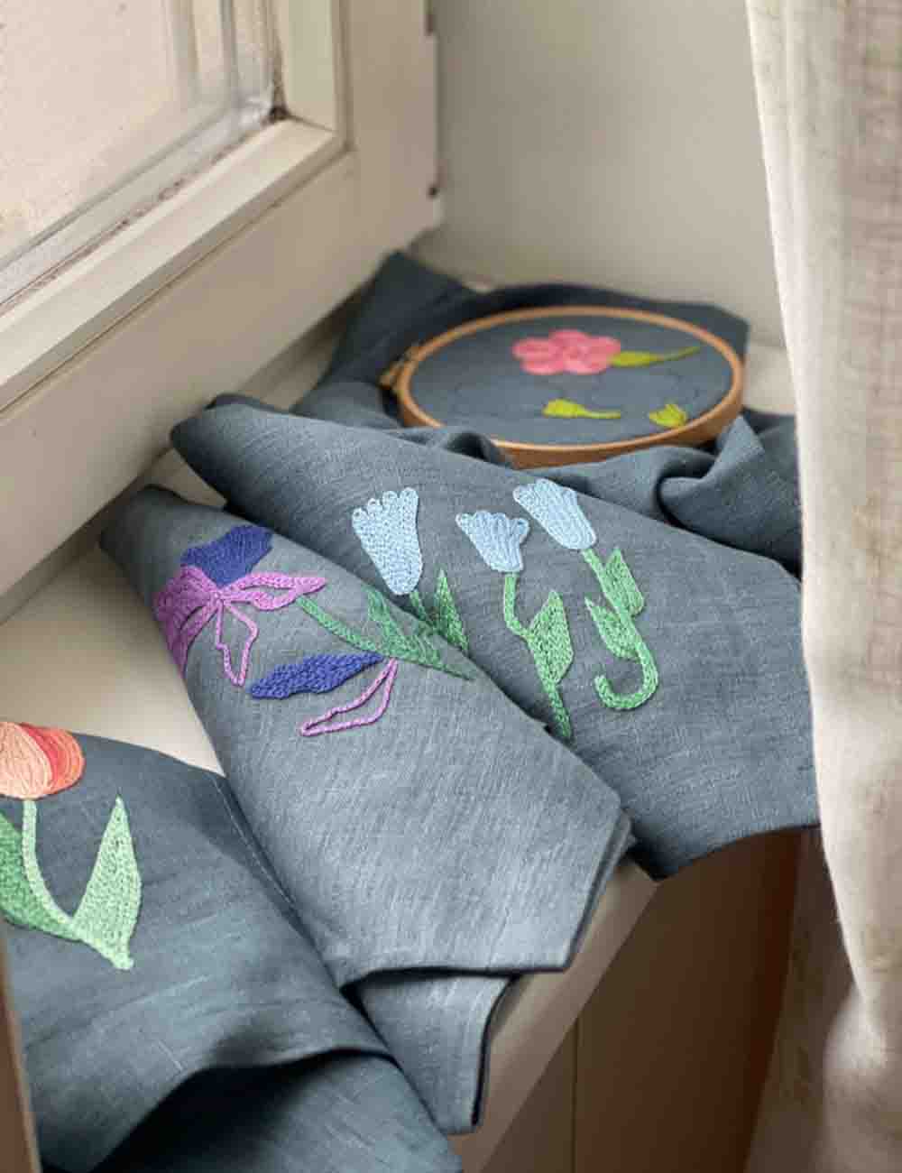 Linen napkins set x 4 , with hand embroidery; floral pattern ; Embroidered napkin. 4