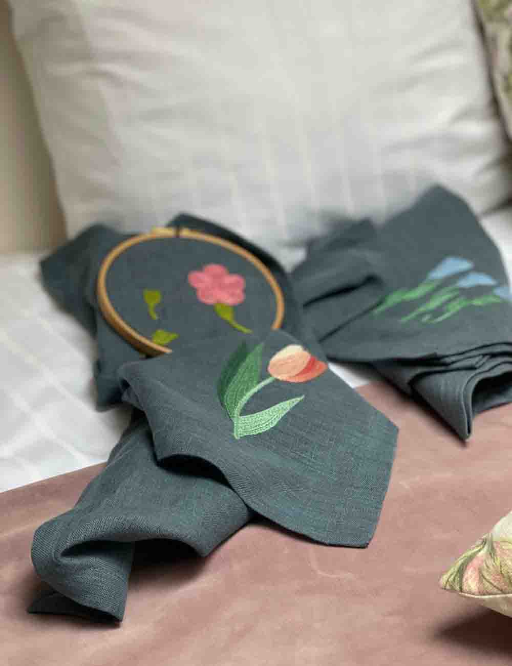 Linen napkins set x 4 , with hand embroidery; floral pattern ; Embroidered napkin. 1