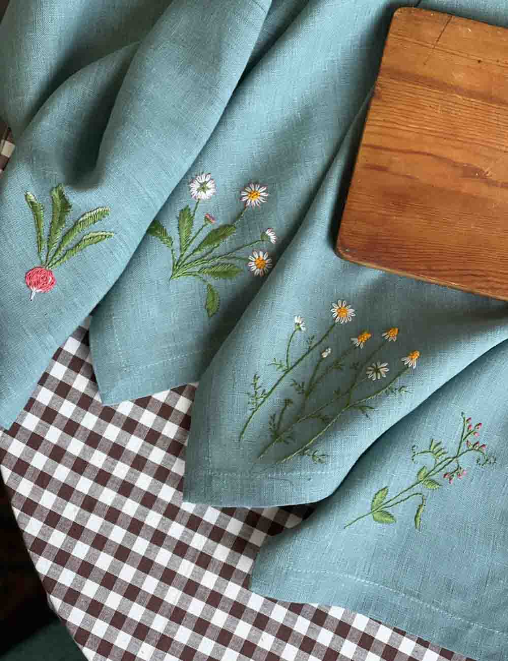 Linen napkins set x 4 , with hand embroidery; botanical pattern ; Embroidered napkin - Image 4
