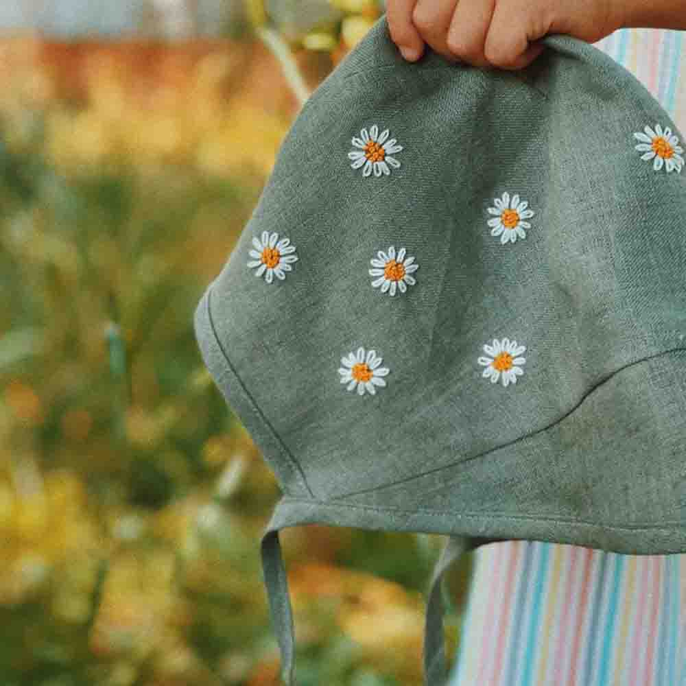 Linen Hand-Embroidered Baby Bonnet with Daisy Pattern 1