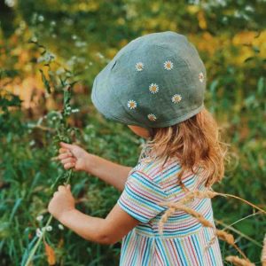 Linen Hand-Embroidered Baby Bonnet with Daisy Pattern 2