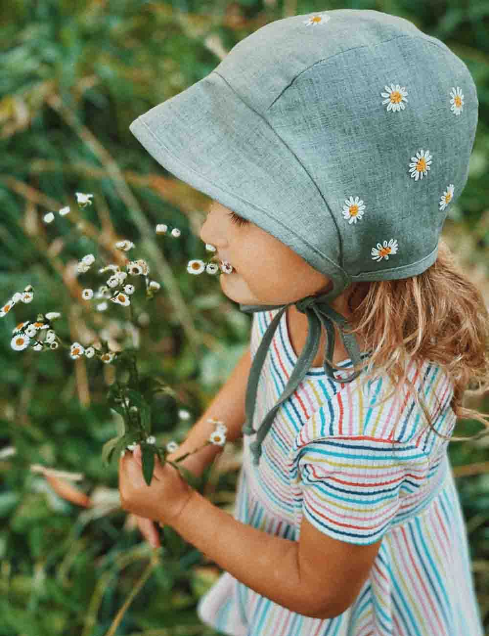 Linen Hand-Embroidered Baby Bonnet with Daisy Pattern 4