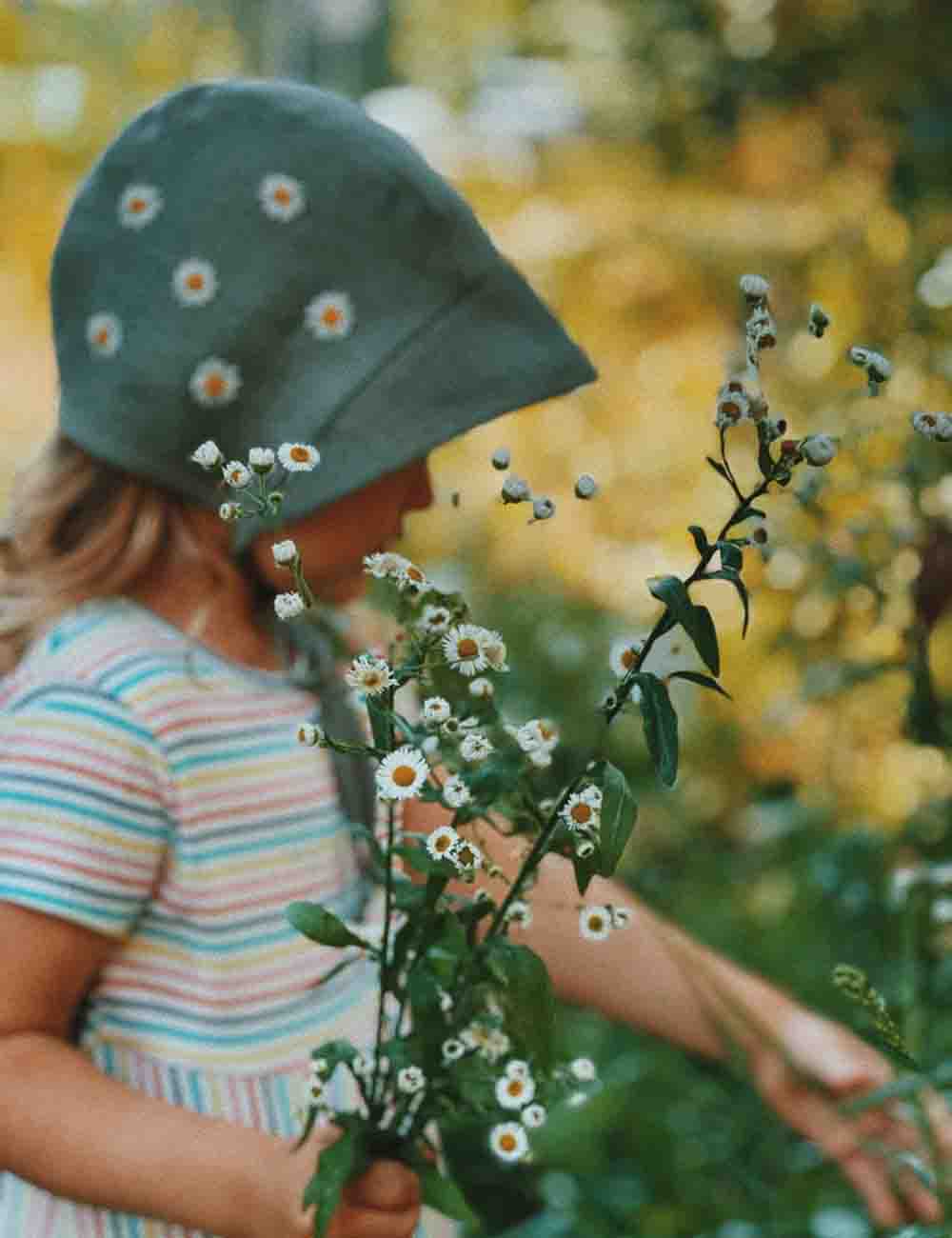 Linen Hand-Embroidered Baby Bonnet with Daisy Pattern 5